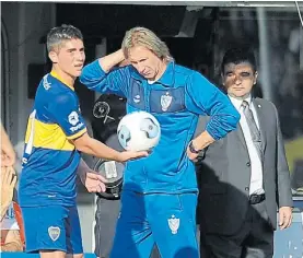  ??  ?? El Flaco, entrenador. El 1/9/2013 fue con Vélez a la Boca y cayó 2-1.