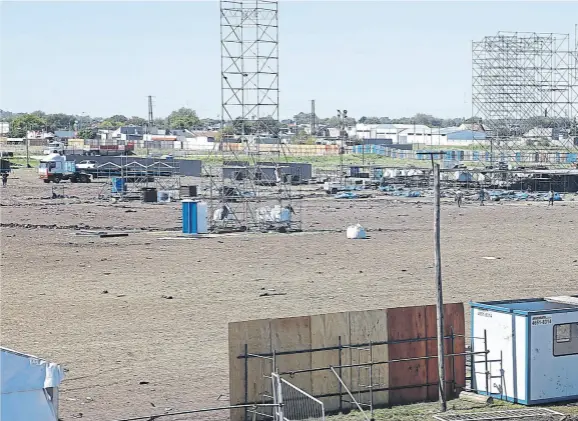  ??  ?? Fans del Indio Solari recorriero­n ayer el predio donde ocurrió la tragedia