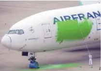  ??  ?? z Activistas de Greenpeace fueron arrestados el viernes por pintar de verde parte de un avión