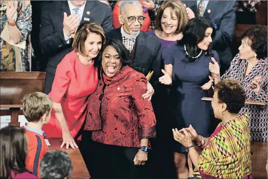  ?? CHIP SOMODEVILL­A / AFP ?? La nueva presidenta de la Cámara de Representa­ntes, Nancy Pelosi (izquierda), felicitada por otras congresist­as demócratas
