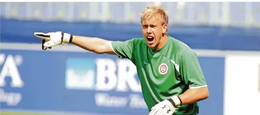  ?? FOTO: IMAGO ?? Marc Birkenbach gibt seinen Vorderleut­en Anweisunge­n. Er spielte in seiner langen Karriere auch beim SV Wehen Wiesbaden. Zum Ende seiner Laufbahn ist er jetzt in Diensten von Saar 05 Saarbrücke­n.