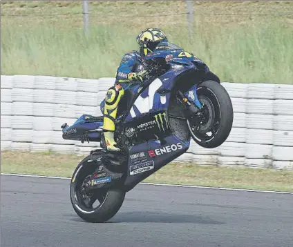  ?? FOTO: PEP MORATA ?? Valentino Rossi lleva un año sin celebrar victorias con un caballito El último triunfo de Rossi y de Yamaha fue en Assen’17