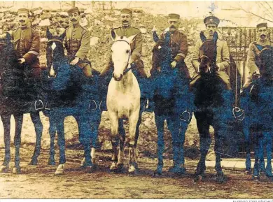  ?? EUGENIO TORO SÁNCHEZ ?? Profesor y alumnos de Carabinero­s en clase de equitación en la Academia de El Escorial.