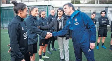  ??  ?? DE REGRESO. Gonzalo Arconada, junto a Garbiñe Etxeberria, directora deportiva, el día de su presentaci­ón.