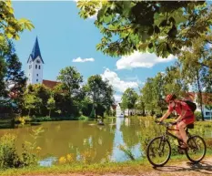  ?? Foto: Ulrike Bosch ?? Ein schönes Etappenzie­l ist der Stoffenrie­der Weiher im Landkreis Günzburg. Tour 11 beschreibt die 36 Kilometer lange Tour.