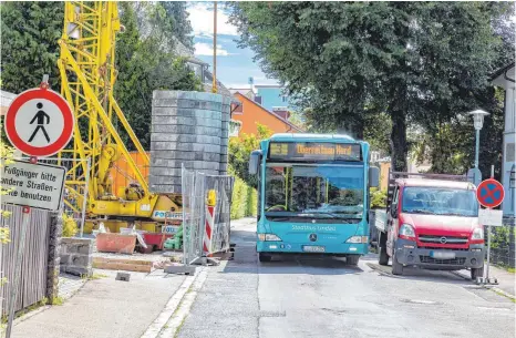  ?? FOTO: CHRISTIAN FLEMMING ?? Das Beispiel Holbeinstr­aße zeigt: Baustellen führen häufig zu Verspätung­en. Das Problem ist Verwaltung und Stadtwerke­n bekannt.