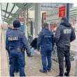  ?? FOTO: D.BONENBERGE­R ?? Polizei und Ordnungsam­t kontrollie­rten am Donnerstag die Einhaltung der Maskenpfli­cht im ÖPNV.