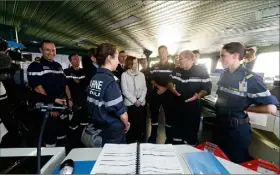  ??  ?? Le chef d’état-major de la Marine Christophe Prazuck fait découvrir à la ministre des Armées la passerelle de commandeme­nt du navire.