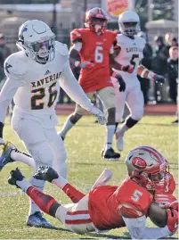  ?? STafffILEp­HoToSBypaT­RICKWHITTE­MoRE,NaNCyLaNE(BELoW) ?? THEY MEET AGAIN: Everett’s Mike Sainristil makes a catch in front of Xaverian’s Cooper DeVeau during last year’s Division 1 Super Bowl. Everett hosts the rematch tomorrow, while AllScholas­tic quarterbac­k Sal Frelick (below) and Lexington take on...