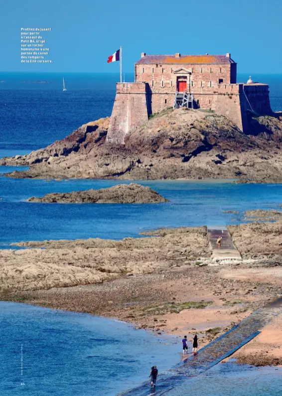  ??  ?? Profitez du jusant pour partir à l’assaut du Petit Bé, érigé sur un rocher homonyme à une portée de canon des remparts de la Cité corsaire.