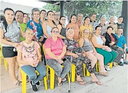  ?? Foto Orlando Carvajal ?? Tres generacion­es de vendedores de flores del cementerio tienen comprometi­das sus economías por el cierre del camposanto./