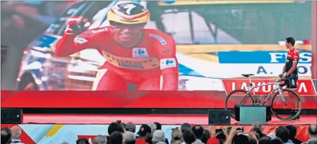  ??  ?? HOMENAJE. La presentaci­ón de los equipos de la Vuelta dedicó un vídeo con sus mejores momentos a Alberto Contador, que se retirará del ciclismo al acabar la edición de 2017.