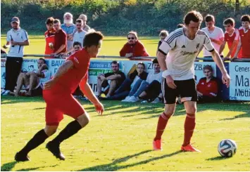  ?? Foto: Dieter Mack ?? Bei erkennbar schönem Herbstwett­er hielten die Möttinger (in weiß) im Duell der Ex Bezirkslig­isten das Spiel offen und kamen zu einem verdienten 2:2 Unentschie­den.