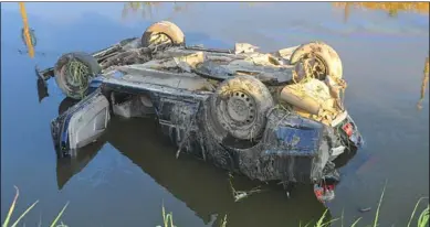  ??  ?? Twee baby’s en vijf volwassene­n zijn woensdag gewond geraakt bij een aanrijding tussen drie voertuigen. (Action-foto: Shaylendra Jarbandhan)