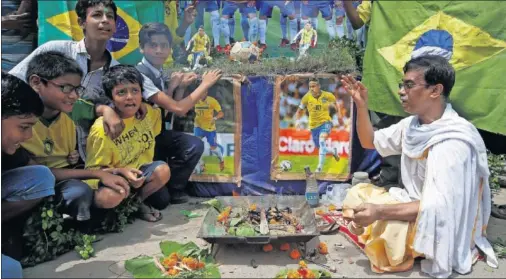  ??  ?? VENERADO. La afición brasileña hace cualquier tipo de ritos para proteger a la estrella brasileña: Neymar.