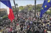  ?? (Photos Laurent Martinat) ?? À la suite du conseil municipal exceptionn­el, François de Canson, maire de la commune, a souhaité s’exprimer face aux  Londais massés sur le parvis.