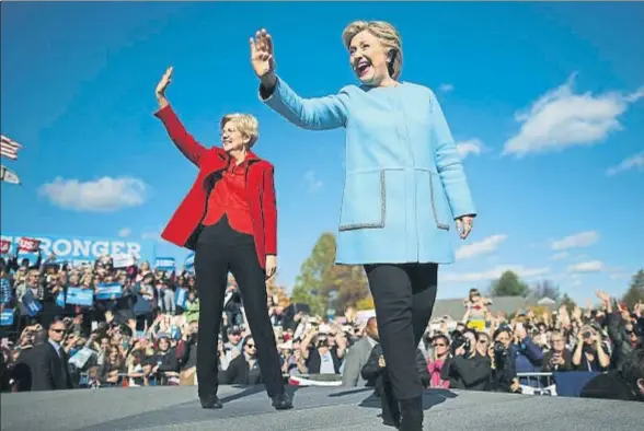 ?? CARLOS BARRIA / REUTERS ?? Hillary Clinton y Elisabeth Warren, ayer en la Universida­d de Saint Anselm, en Manchester (Nuevo Hampshire)