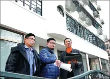  ?? PHOTOS BY GUO XINYANG / FOR CHINA DAILY ?? Top: Empire Mansions, which is widely considered one of the earliest luxury icons in Shanghai, is undergoing a facelift. Above: Chen Zhongwei (right), general manager of Shanghai Constructi­on Decoration Design Co Ltd, works on the project.