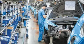  ?? FOTO: DPA/OLE SPATA ?? Montagehal­le im Werk von VW in Anting bei Shanghai: Dem Autobauer ist es in den vergangene­n Jahren gelungen, sich gegen den Trend zu stellen – nun schöpft die gesamte Branche wieder Hoffnung.