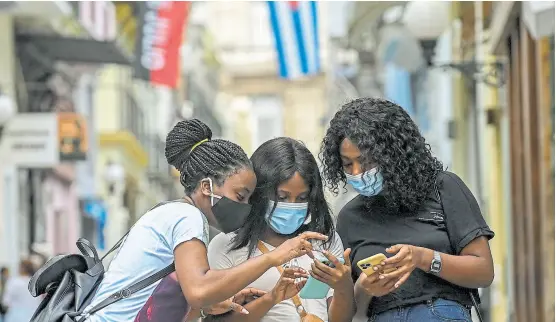  ?? YAMIL LAGE/AFP ?? El servicio de internet se restableci­ó parcialmen­te en la isla