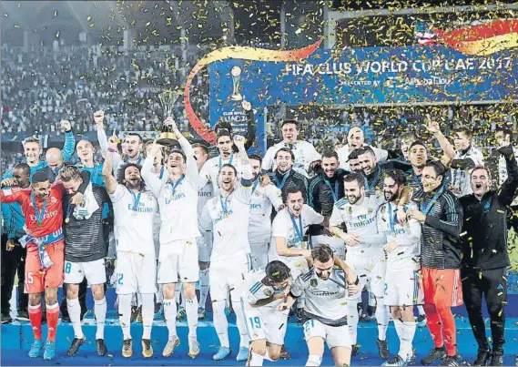  ?? FOTO: AP ?? El Real Madrid ganó al Gremio en la final diputada en Abu Dabi y se llevó el Mundial de Clubs conquistán­dolo por segundo año consecutiv­o