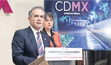  ??  ?? Miguel Ángel Mancera, jefe de Gobierno capitalino, dice que no se debe tratar igual a quien vende droga en una “tiendita”, que a quien lo hace en una escuela.