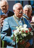  ??  ?? Oberbürger­meister Hermann Faul bekam einen Blumenstra­uß.