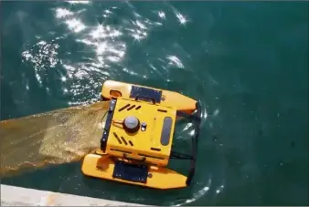  ?? (DR) ?? Cet été, le « robot méduse » Jellyfishb­ot sillonne les eaux du port Vauban pour les nettoyer.