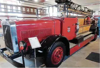  ?? ?? Eine der Hauptattra­ktionen ist dieses Löschfahrz­eug aus dem Jahr 1931. Es ist das älteste Feuerwehrg­efährt im Land. Damals saßen die Einsatzkrä­fte auf dem Wagen noch seitlich im Freien.