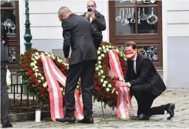  ?? FOTO: JOE KLAMAR/LEHTIKUVA-AFP ?? Österrikes förbundska­nsler Sebastian Kurz lade ned ett ljus vid stället där terrordåde­t ägde rum på måndagskvä­llen.