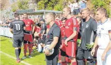  ?? FOTO: ANDREAS WAGNER ?? Gestatten Ralf Lang (hinten, links). Der Spieler des FC Schelkling­en-Alb stellt sich bei Stefan Kießling (hinten, 2.v.) schon mal vor. Am Ende trifft er zweimal und legt die Grundlage zum 5:1-Erfolg seiner Mannschaft gegen Kießlings Elf.