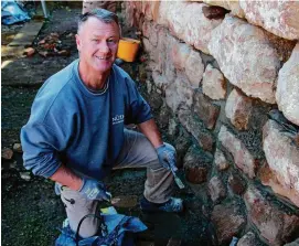  ?? FOTOS (): FRANZISKA GRÄFENHAN ?? Dietmar Schönemann restaurier­t die Mauern des mittelalte­rlichen Wohnturmes in Wandersleb­en, die durch den Efeubewuch­s beschädigt wurden.