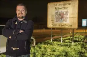  ?? FOTO PEER DE WIT ?? Jasper van Beek op de landsgrens die hij elke werkdag oversteekt. “Van Breda naar Antwerpen is het verkeer eerder beperkt, naar Utrecht is de route meestal bezaaid met files.”