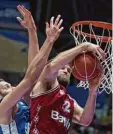  ?? Foto: dpa ?? Mit einer starken Leistung im Play off Viertelfin­ale erkämpfte sich der FC Bay ern (rechts Danilo Barthel) ein fünftes Spiel gegen Frankfurt.