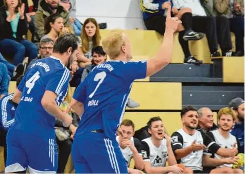  ?? Fotos: Oliver Reiser ?? Selbst im Finale durften Christoph Foag und Dominik Bröll (von links) vom SV Erlingen noch den 1:1 Ausgleich bejubeln. Am Ende aber setzten sich Marius Schuster, Stephan Kreisel, Denis Buja und Wolfgang Wippel (sitzend von links) mit dem TSV Meitingen...