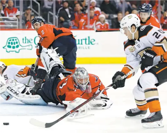  ?? PHOTO AFP ?? Pontus Aberg (#20), des Ducks, déjoue le gardien des Capitals, Braden Holtby, en troisième période du match remporté par Anaheim à Washington.