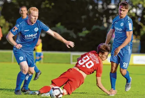  ?? Foto: Horst Hörger ?? Adin Kajan von Türkspor Neu-Ulm geht im WFV-Pokalspiel gegen die Stuttgarte­r Kickers zu Boden. Die Oberligist­en aus der baden-württember­gischen Hauptstadt waren den Landesliga-Aufsteiger­n deutlich überlegen und gewannen klar mit 5:1.