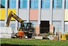  ??  ?? Die Wand im Sporttrakt der Realschule hat derzeit ein großes Loch: Das alte Schwimmbec­ken wird zu einer Sporthalle umgebaut.