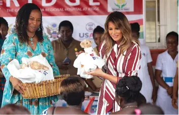  ?? DR ?? Melania Trump com a primeira-dama do Ghana, Rebecca Akufo-Addo, na capital Acra