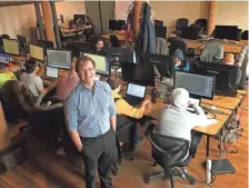  ?? KENZI ENRIGHT / WARD4 ?? Milwaukee County Executive Chris Abele stands near students at devCodeCam­p, a coding school in the Ward4 co-working space.