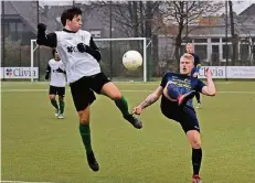  ?? RP-FOTO: VAN OFFERN ?? SGE-Akteur Marcel Ripkens (links) im Zweikampf gegen VfB Uerdingen.