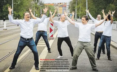  ?? Foto: František Vlček, MAFRA ?? Na podporu mostu Happening proti bourání Zpovykaní Pražáci tančí haku za Libeňský most se konal včera přímo na chátrající kubistické stavbě, kterou čeká s největší pravděpodo­bností demolice.