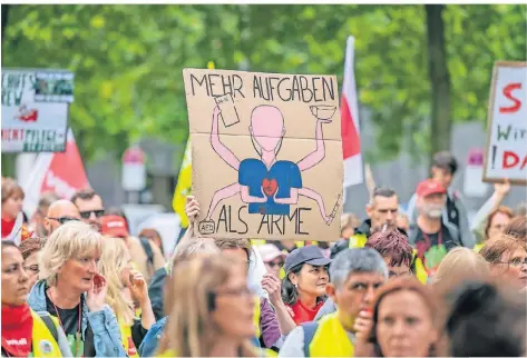  ?? FOTO: MALTE KRUDEWIG/DPA ?? Klinikbesc­häftigte demonstrie­ren am Freitag bei einer Kundgebung in Düsseldorf für bessere Arbeitsbed­ingungen.