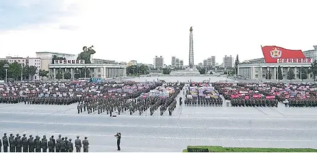  ?? FOTO: AFP ?? Cientos de jóvenes y t.ABAjAdo.es no.Co.eAnos n.otestAn Cont.A lA “últimAs sAnCiones” del Consejo de Segu.idAd de lA ONU Al nAís.