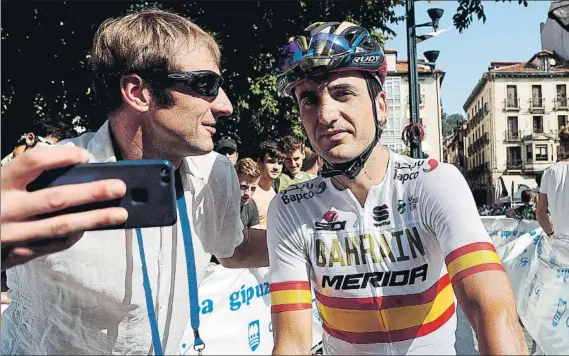  ?? FOTO: EFE ?? Gorka Izagirre se saca una foto con un aficionado momentos antes de darle al pedal en la última edición de la Clásica San Sebastián