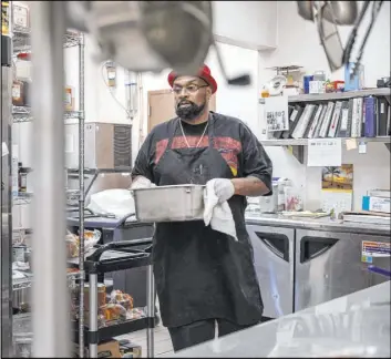  ?? Elizabeth Page Brumley Las Vegas Review-Journal@Elipagepho­to ?? Chef Lester Johnson prepares meals at the Martin Luther King Jr. Senior Center.