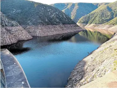  ?? Picture: EUGENE COETZEE ?? BETTER DAYS: The Kouga Dam, which supplies farmers in the Gamtoos Valley, is down to 7% of its capacity