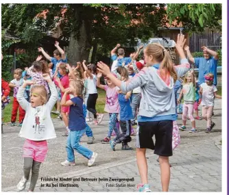  ?? Foto: Stefan Hoer ?? Fröhliche Kinder und Betreuer beim Zwergenspa­ß in Au bei Illertisse­n.
