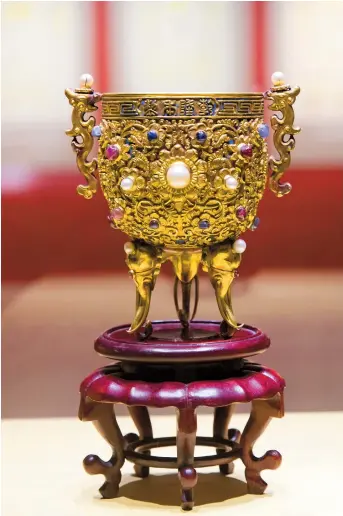  ??  ?? The “Jinou Yonggu” Cup was used to represent the completene­ss of the sovereign’s territory and prosperity of China. — IC