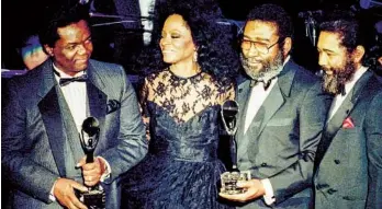  ?? RON FREHM AP ?? Singer Diana Ross joins songwriter­s (from left) Lamont Dozier, Brian Holland and Eddie Holland as the Holland-dozier-holland trio is inducted into the Rock & Roll Hall of Fame in 1990.